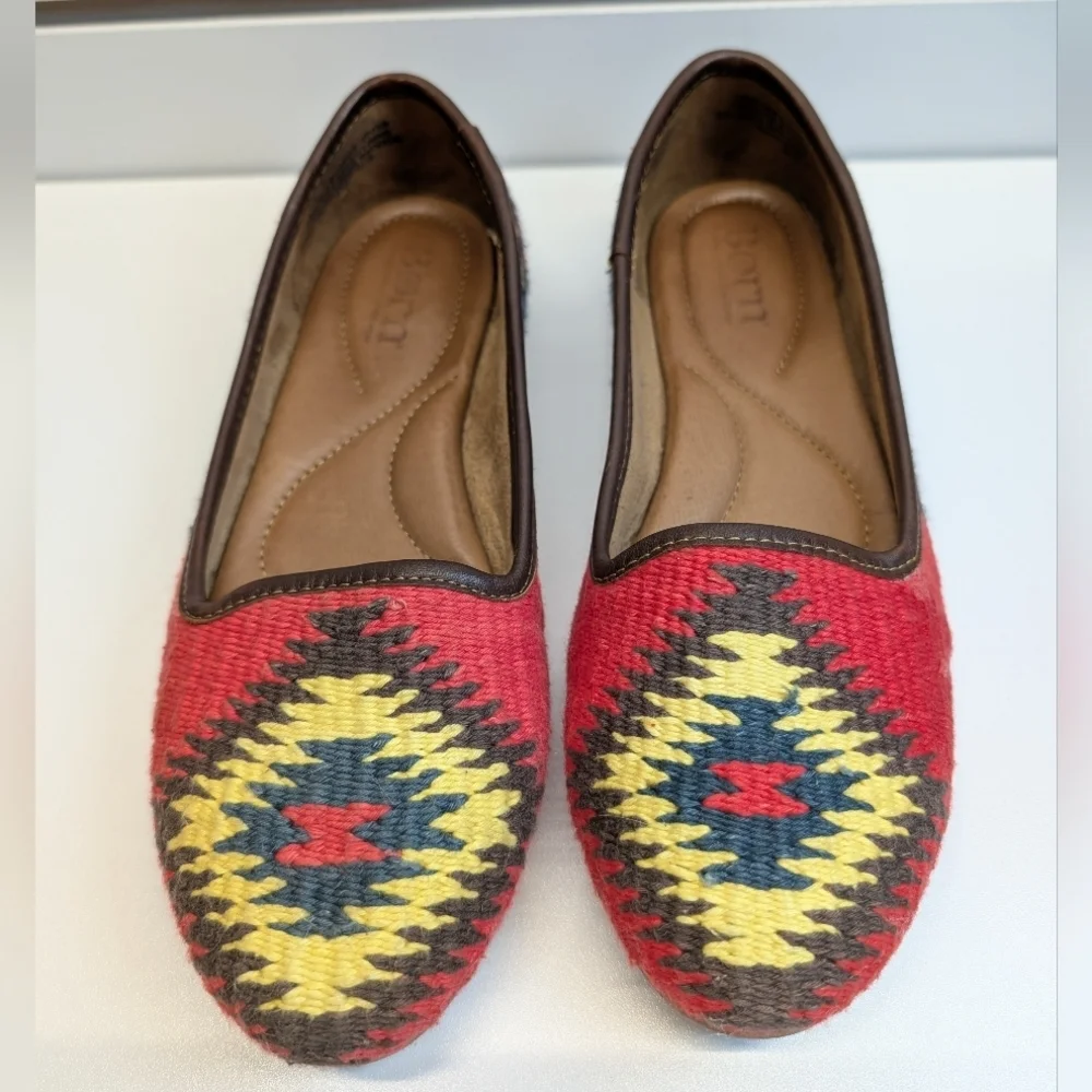 BORN Women’s Giselle Flat Shoes In Red Multi Aztec Size 8 Like New
